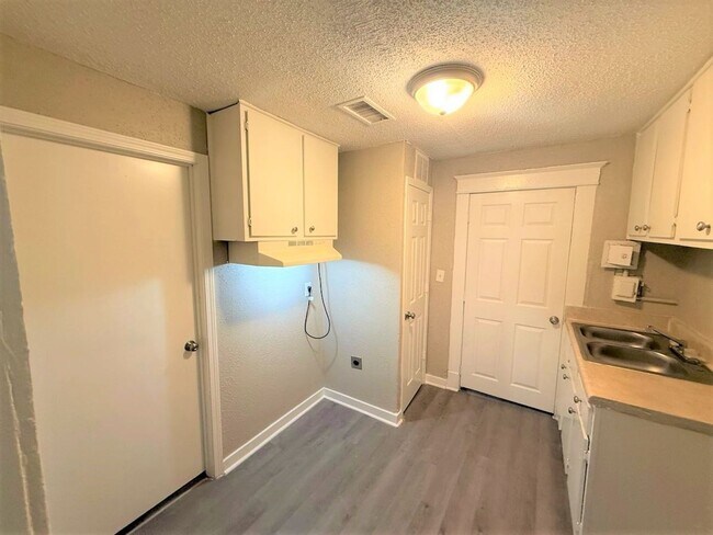 Building Photo - Reduced rent ~ Charming 3BR Memphis Home with Bright Living Space & Backyard Retreat