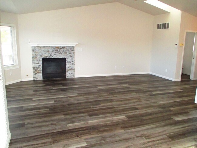 Building Photo - Becker-330/332