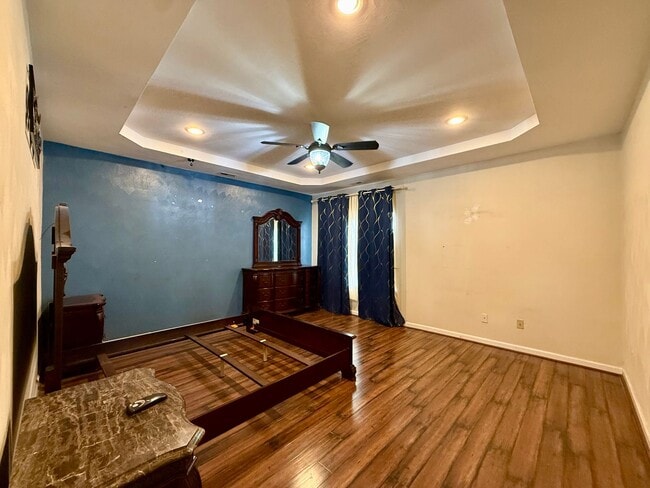 Building Photo - Spacious 3 bedroom condo minutes to the Oceanfront!