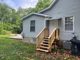 Building Photo - 727 N Maple St