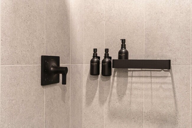 Building Photo - 121 NE 5th St