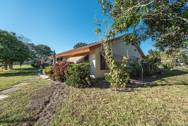 Building Photo - Welcome to this spacious three-bedroom, three-bath home in the heart of Palm Bay