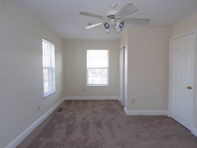 Building Photo - Odenton, 3 level twhs, end unit, Master su...