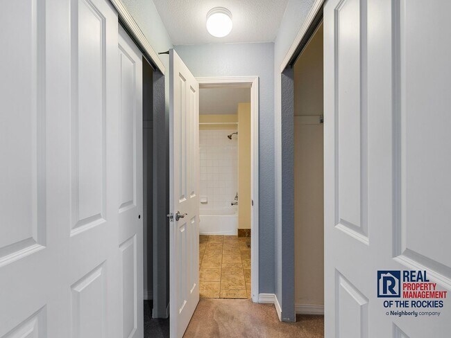 Building Photo - Charming Fort Collins Townhome with Private Patio, Vaulted Ceilings & Prime Location!