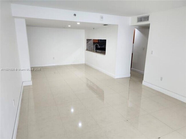Building Photo - 1621 Collins Ave