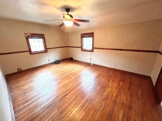 Building Photo - Pittsburgh - 3 Bedroom 1.5 Bathroom - Stunning Home