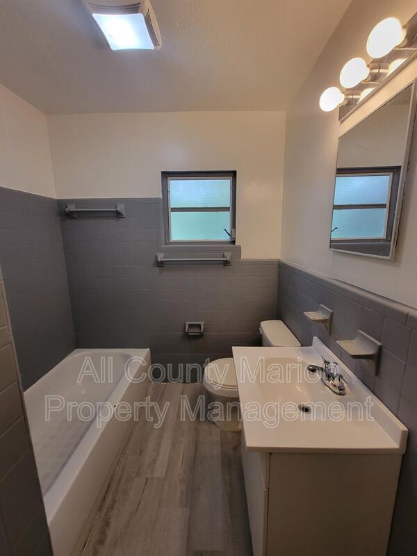 Building Photo - 2108 NE 3rd St