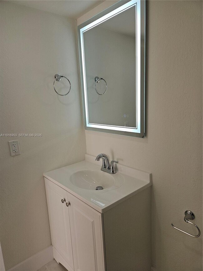 Building Photo - 311 W Park Dr