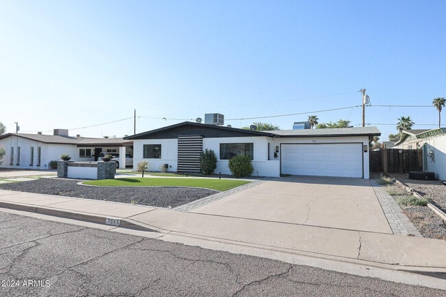 Building Photo - 3213 E Emile Zola Ave