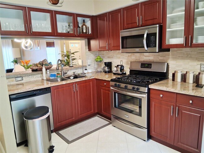 Building Photo - 7827 Sanibel Dr