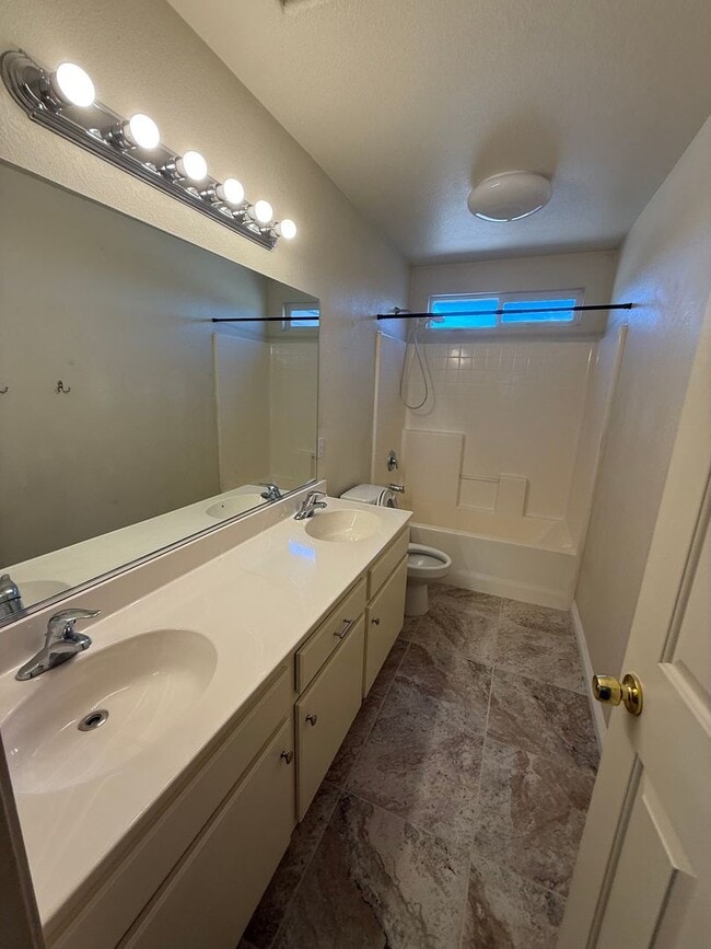 Building Photo - Beautiful Home In Apple Valley Vineyards-4...