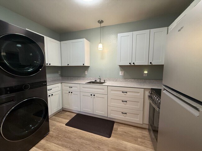 Building Photo - One bedroom/One Bath Apartment with outdoor space on quiet flag lot!  Available Now