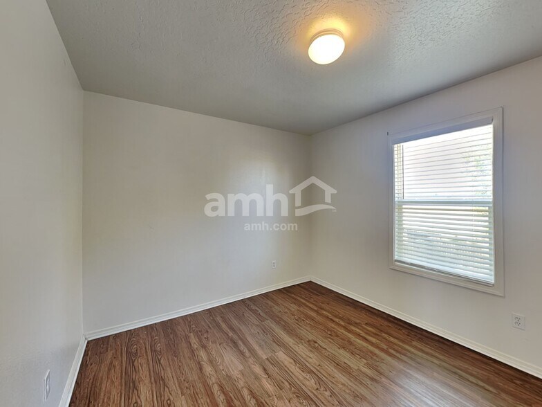 Building Photo - 1285 N Meadowhills Ave