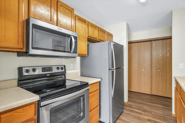 Building Photo - Spacious 3-Bed, 3.5-Bath Townhome with Attached Garage Overlooking Clearwater Park