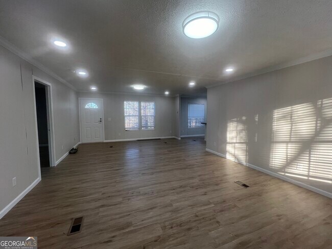 Building Photo - 71 Pine Ln