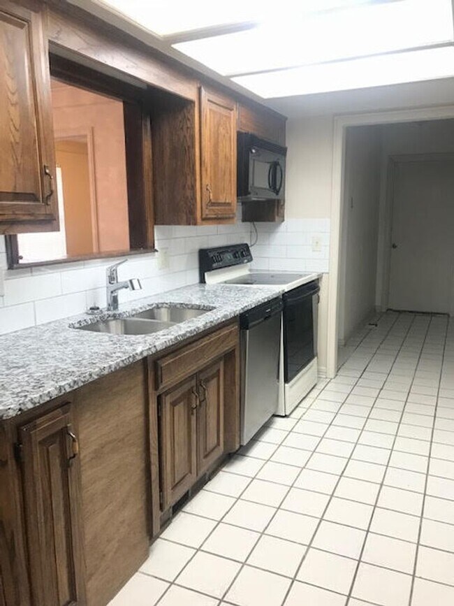 Building Photo - 2 Masters - Lawn Care Provided  - 3 bds/3 baths