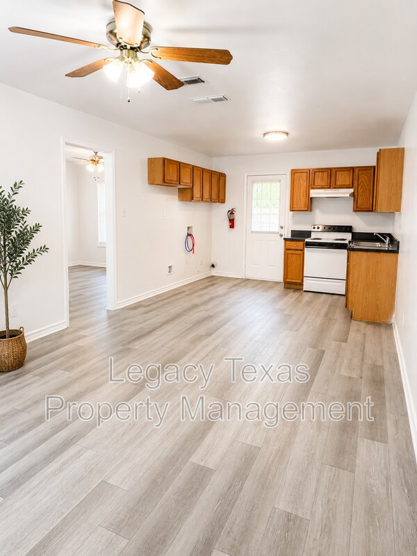 Building Photo - 705 Miracle Ln