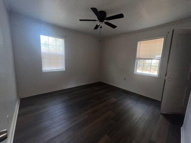 Building Photo - 2 bedroom 1 bathroom home