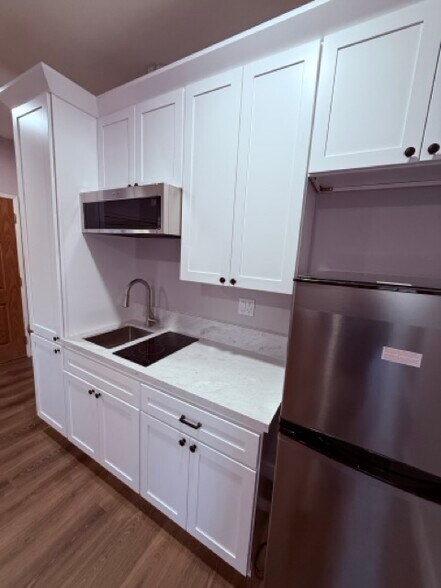 Building Photo - 2270 Prince Albert Dr