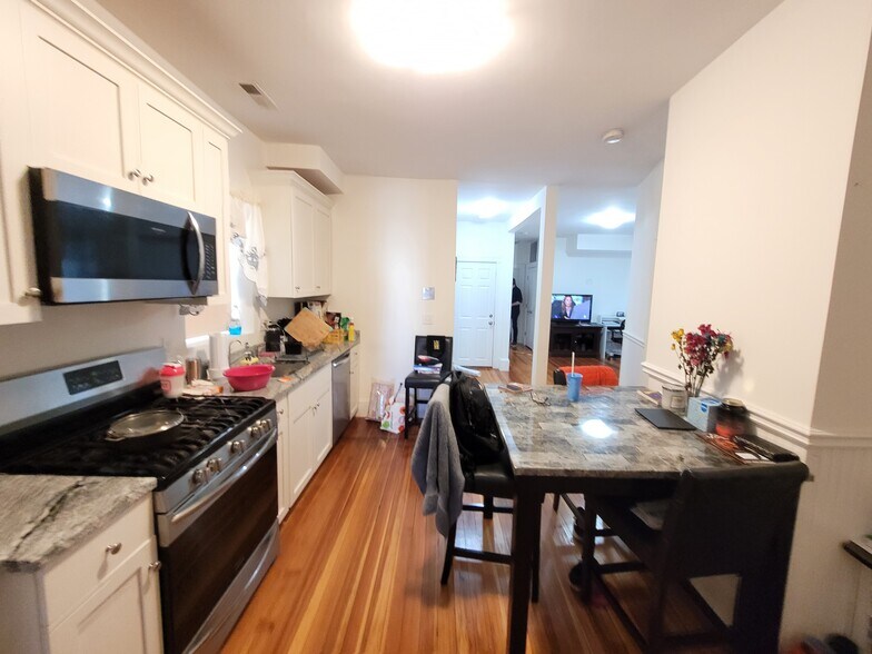 Building Photo - 74 Myrtle St