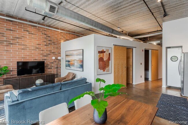 Building Photo - 333 E Parent Ave