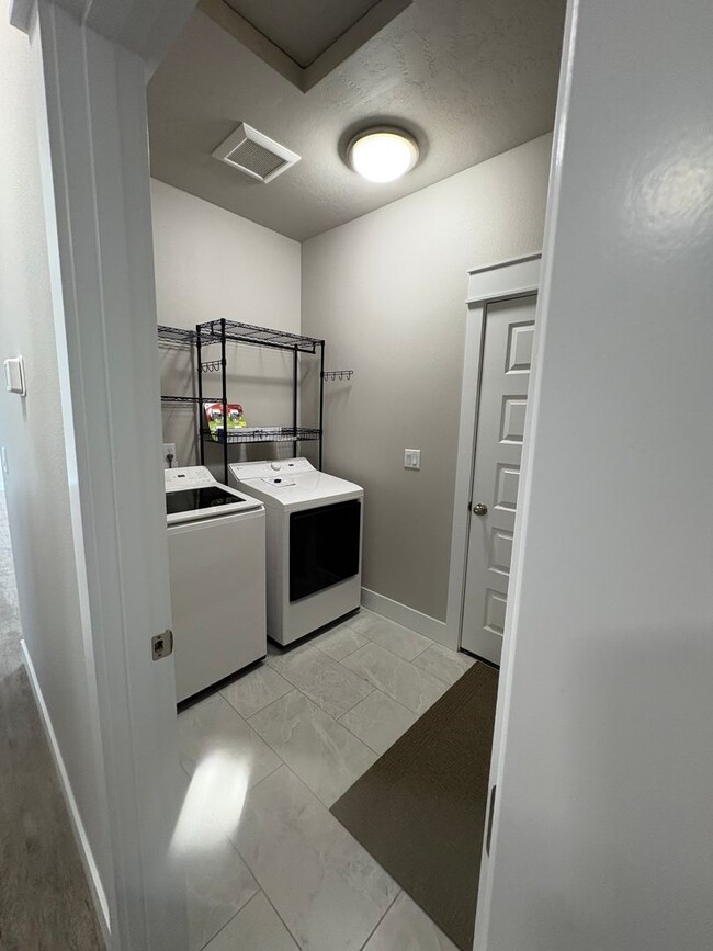 Building Photo - New home for Rent in Quincy!