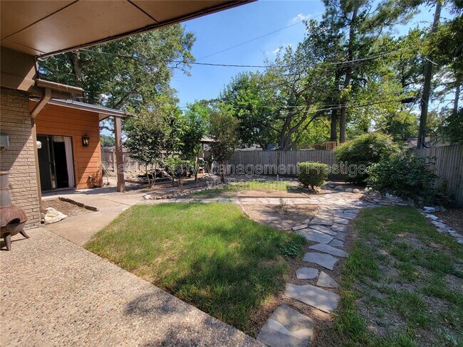 Building Photo - 2419 Stonecrest Dr