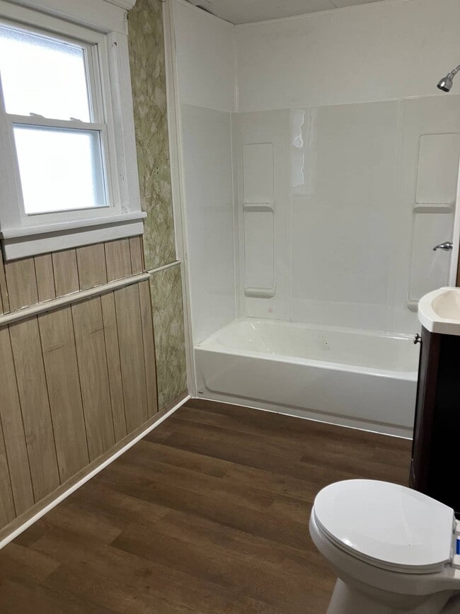 Building Photo - 736 S Seneca Ave