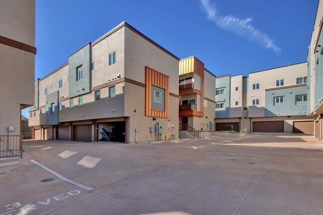 Building Photo - 2827 Manor Rd