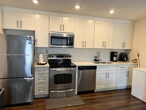 Building Photo - $4460 nw 79th Ave #2A