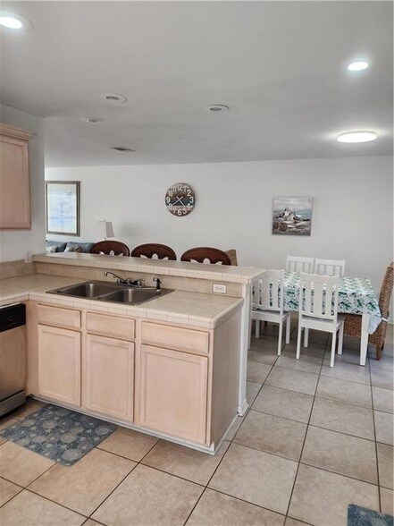 Building Photo - 870 Marina Dr