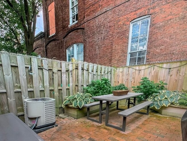 Building Photo - Fed Hill Luxury Townhome  ROOFTOP DECKS!