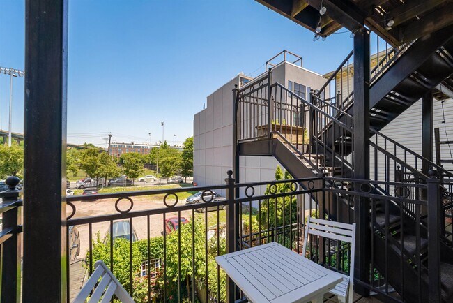 Building Photo - 380 7th St