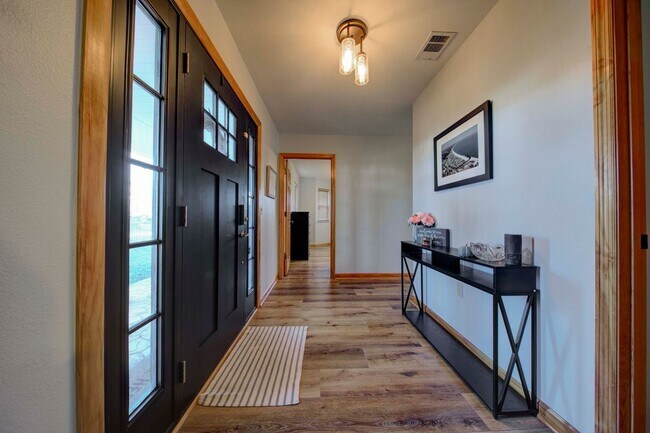 Building Photo - 1007 Cypress Ave