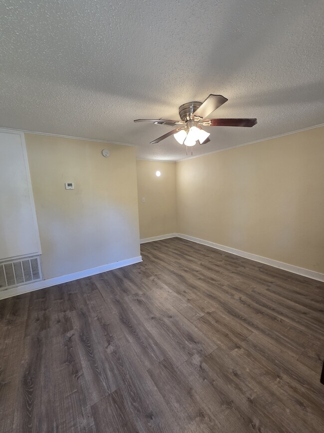 Building Photo - 401 W Dewey Ave