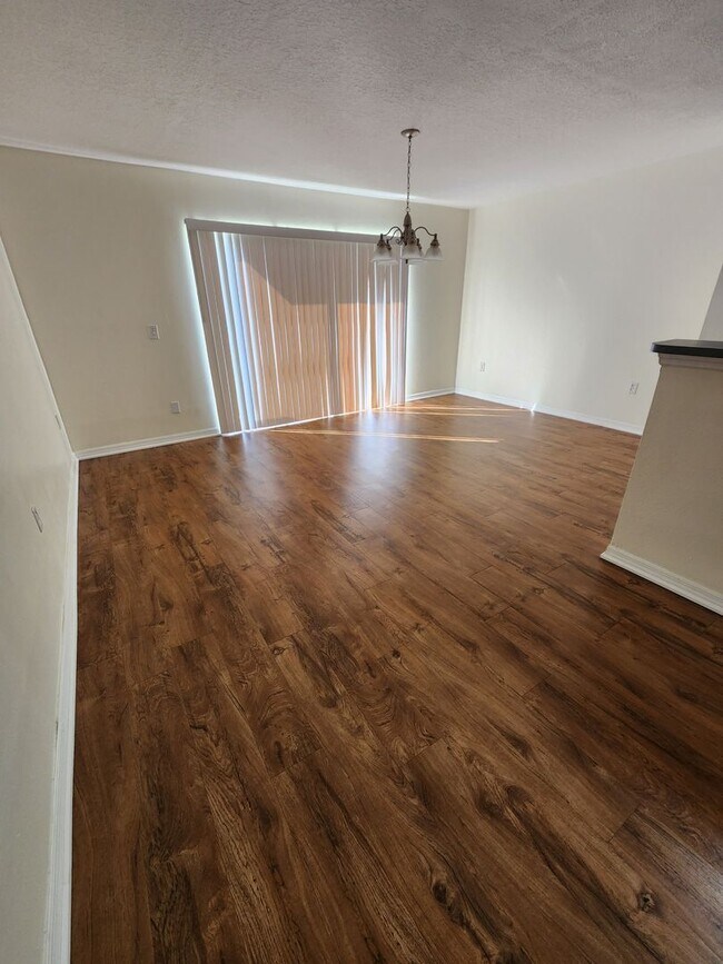 Building Photo - $300 Off First Full Months Rent-Spacious townhome in Riverview!