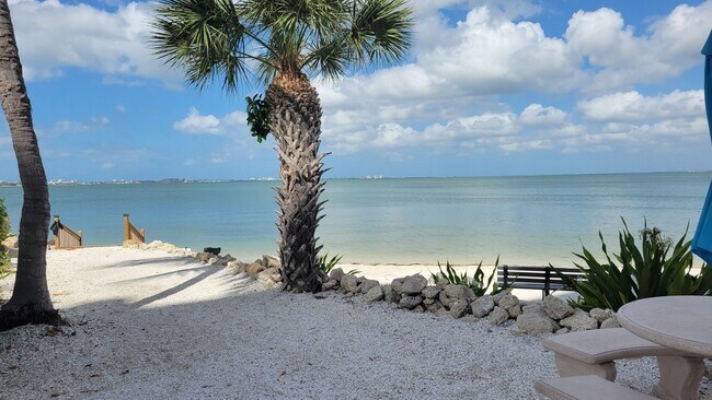 Building Photo - Beautifully renovated 2/2 condo downtown Sarasota with view of Bay!