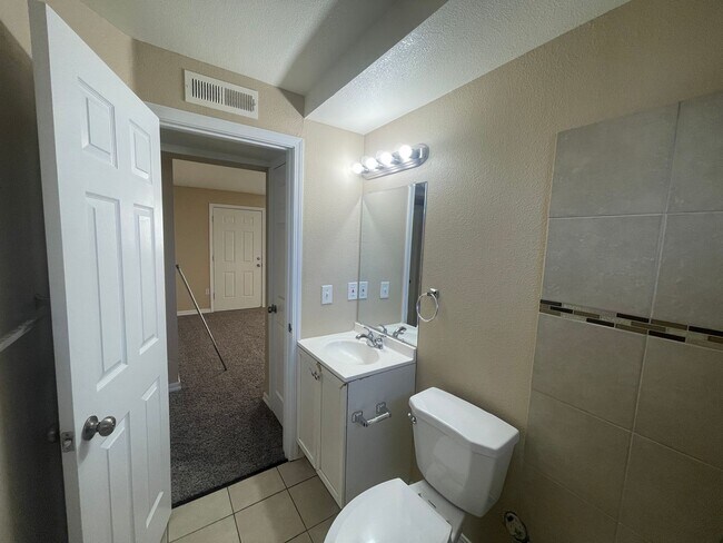 Building Photo - 2 Bed 1 Bath in East Denver Available NOW!