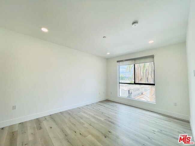 Building Photo - 14612 Calvert St