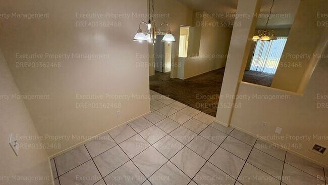 Building Photo - 4 bedroom 2 bathroom split wing home in North Bakersfield