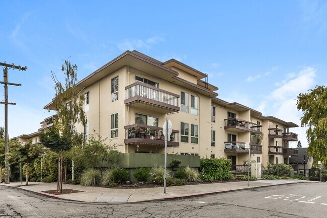 Building Photo - Light And Bright One Bedroom Condo In Oakl...