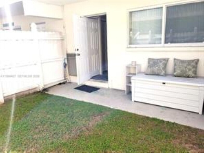 Building Photo - 1878 NE 46th St