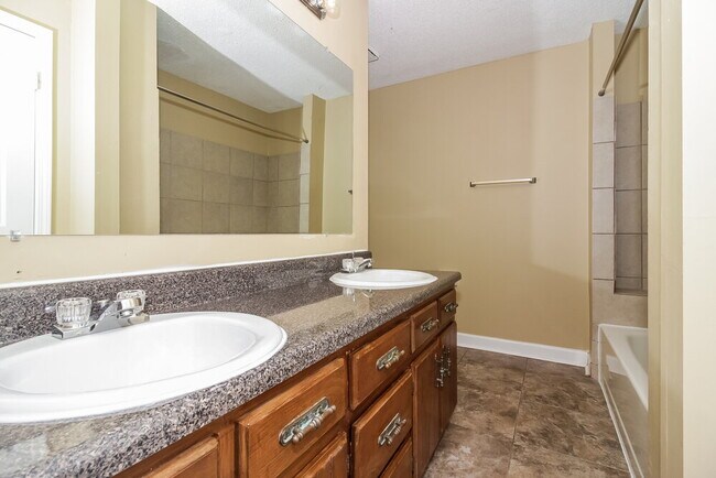 Building Photo - 4365 Ross Rd