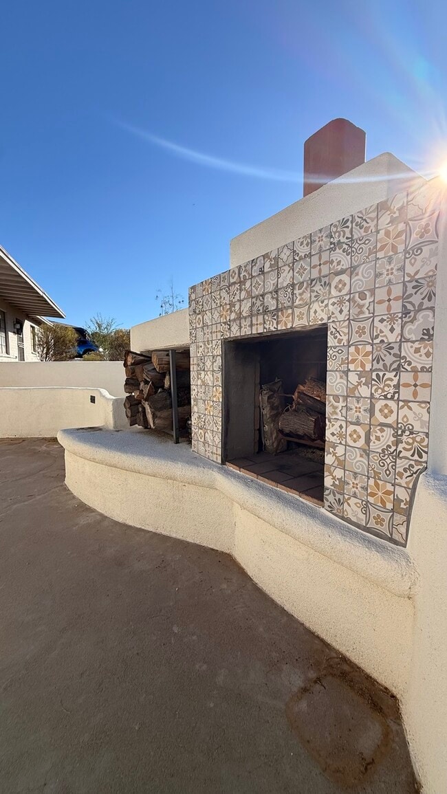 Building Photo - Mountain Views and Huge Yard