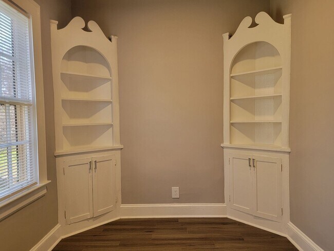 Building Photo - Charming Craftsman in the Heart of Atlanta...