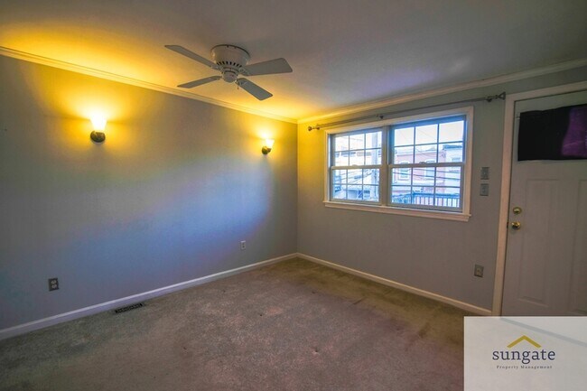 Building Photo - 615 S Glover St