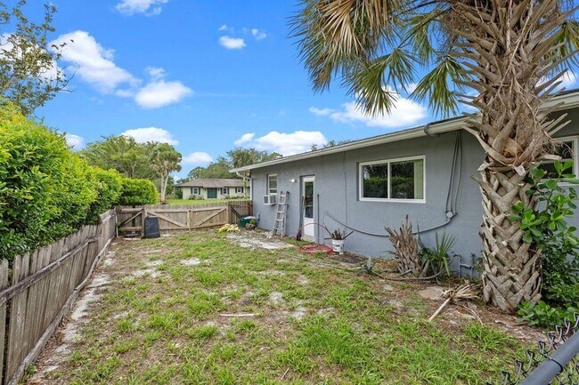 Building Photo - 2622 Hibiscus Ct