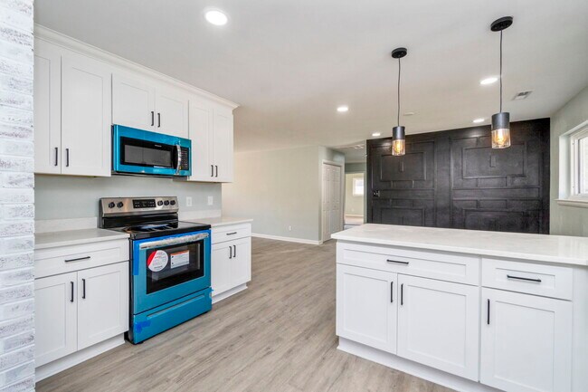 Building Photo - 152 Mann Dr