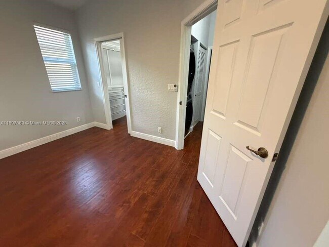 Building Photo - 1737 Carvelle Dr