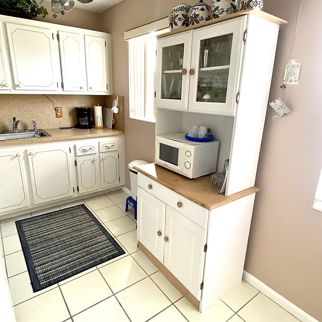 Building Photo - 397 Markham R